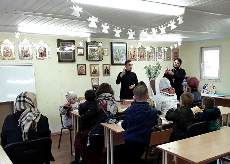 Прихожан ростовского храма учат языку жестов 
