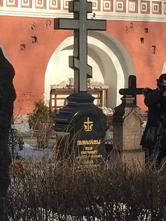 В Донском монастыре совершили панихиду у могилы Ивана Шмелева в 70-ю годовщину смерти писателя