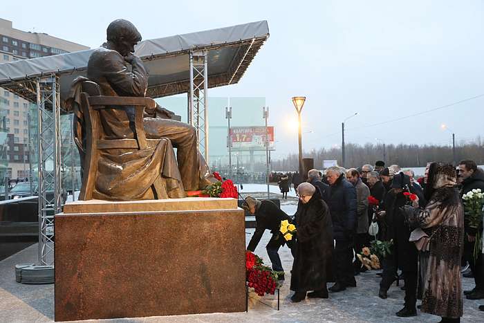 Памятник Даниилу Гранину открыли в Петербурге