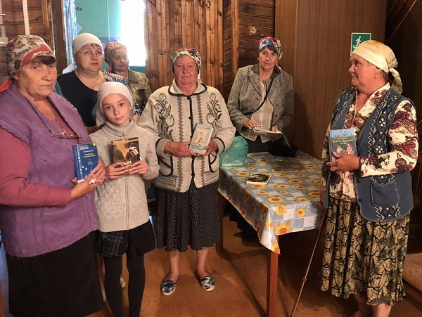 В посёлке Плоское Грязовецкого района продолжает работу передвижная приходская библиотека