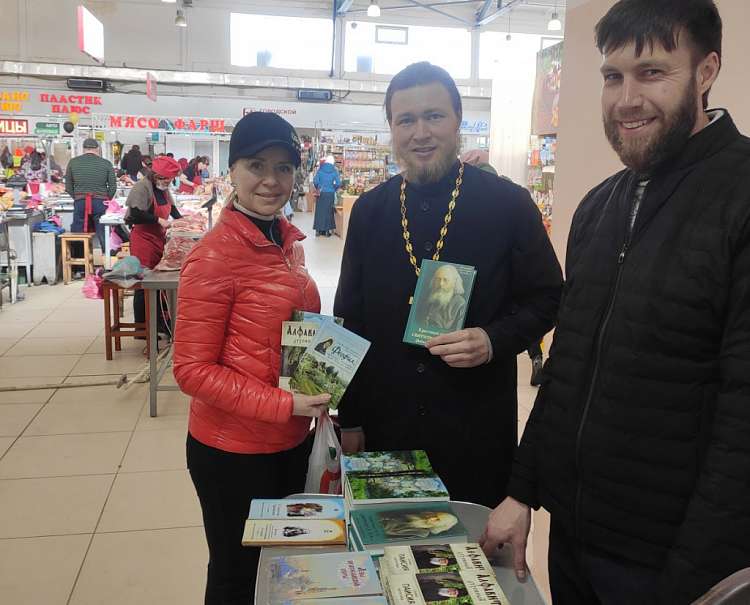 На рынке в Башкирии раздали православные книги