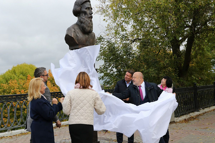 Памятник Владимиру Далю установили в Нижнем Новгороде