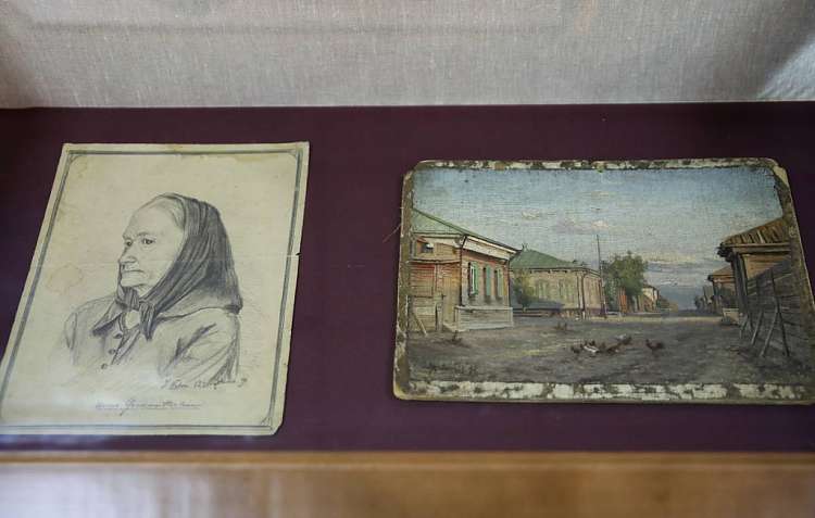 Редкие картины художника Вебера передали в фонды музея книги Чехова "Остров Сахалин"
