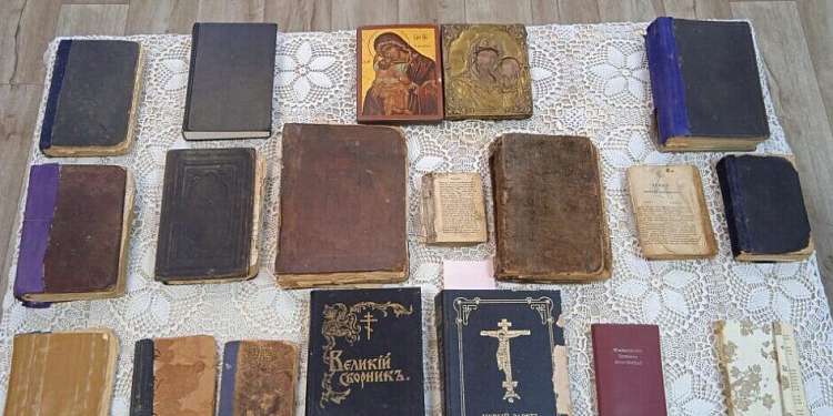 Выставку старинных богослужебных книг открыли в нарымском приходе